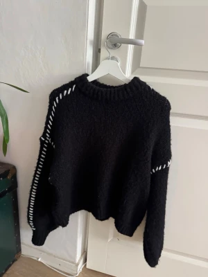 Svart stickad tröja Vero Moda - Fåtal gånger använd och ett super skick!