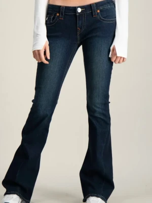 Mörkblå bootcut jeans med fickdetaljer - Säljer dessa jättesnygga true religion jeansen💗Jeansen är i bra skick och nästan aldrig använda men säljer då de inte kommer till användning! Skriv gärna för fler bilder eller prisförslag💗
