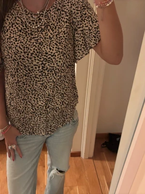 Leopard blus / T-shirt  - Super fin med lite volang i armarna, aldrig använd 