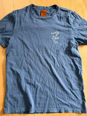 Nudie Jeans T-shirt  - Riktigt snygg T-shirt från Nudie Jeans storlek S. Vid frågor hör av er!  