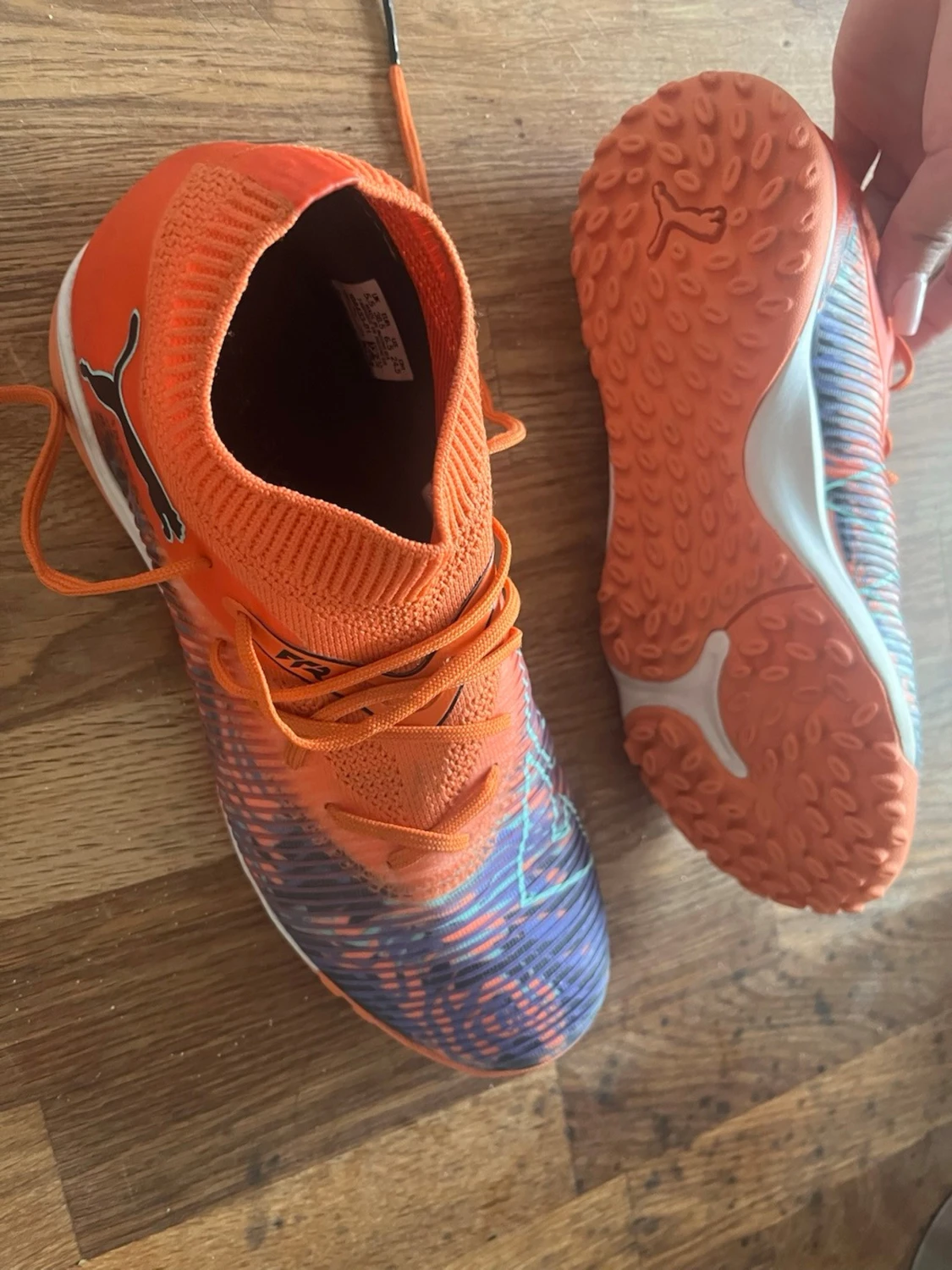 Orangea Puma fotbollsskor - 4