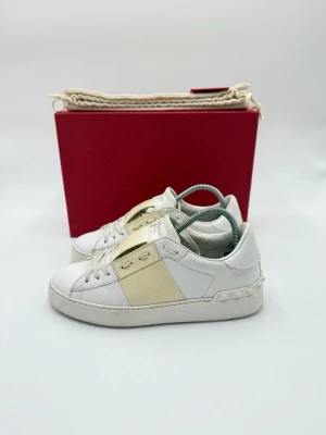 Valentino sneakers  - Hej säljer nu dessa fina valentino open skor  Skick enligt bilder  Postar snabbt och smidigt   Hör av er vid frågor eller funderingar