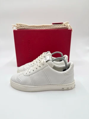 Valentino sneakers  - Hej säljer nu dessa fina valentino skor  Skick enligt bilder  Postar snabbt och smidigt   Hör av er vid frågor eller funderingar