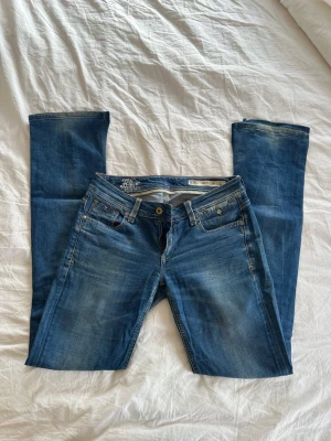 Blå jeans från Tommy Hilfiger - Blå jeans från Tommy Hilfiger. Har sprättat upp lite vid anklarna💕