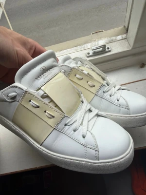 Valentino Garavani Skor - Valentino Garavani Skor i stl 37. Cond 9/10, väldigt bra skick. Mycket stilrena o fräscha skor till sommaren! Ny pris 3199, vårat pris 1849. Hör av dig vid minsta lilla fundering.