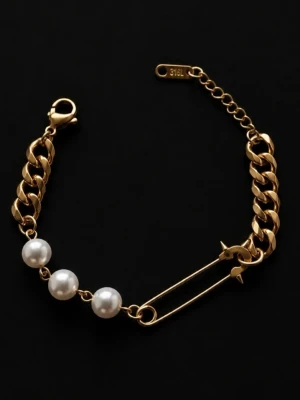 Ny armbandsdesign. Var stilren! - Finns både i silverfärg och guldfärg. Armbandets design är inspirerad av halsbandet Maria Nilsdotter. På den sista bilden kan du se halsbandet.Armbandets längd är justerbar.