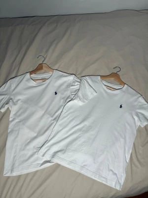 Vita t-shirts Ralph Lauren - Två Ralph Lauren T-shirts, båda är för små och är anledningen till att jag vill bli av med dom, annars hade jag använt dom hela tiden 