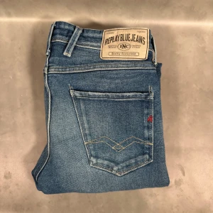 Replay Anbass - - Replay Anbass — Storlek 30/34 fits 29/32  Retail 2000kr — Modellen är - 180cm, 65kg 