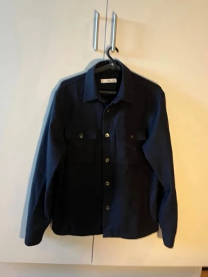 Mango jacka marinblå - Säljer en overshirt jacka från mango i marinblå färg. Väldigt bra skick och storlek M