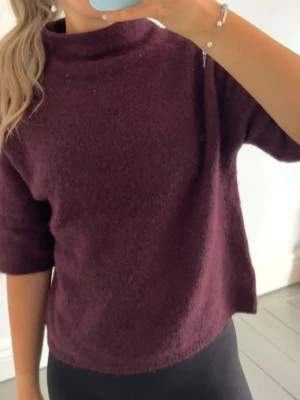 Vinröd topp - Super fin oanvänd topp från Gina tricot i storlek 158/164
