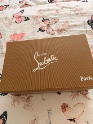 Christian Louboutin Skor – Storlek 42 - Säljer ett par helt nya Christian Louboutin Storm i storlek 42. Skorna är aldrig använda och kommer i originalkartong med allt som följde med vid köpet.  Säljes endast eftersom de inte kommer till användning. Perfekt för dig som söker ett par nya Louboutin i originalförpackning.  Hör gärna av dig vid frågor eller om du vill ha fler bilder! 😊