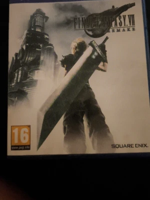 Final Fantasy VII Remake PS4 spel - Final Fantasy VII Remake till PlayStation 4. Omslaget visar Cloud med sitt ikoniska stora svärd framför en futuristisk stad. Spelet har PEGI 16-märkning och är ett actionrollspel med episkt äventyr och snygg grafik.