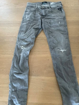 Replay anbass med slitningar (knappt använda) - Säljer nu dessa riktigt snygga replay anbass med perfekta slitningar. Jeansen har knappt vart använda sen köp och är därför i mycket bra skick. Storleken är W30 L32.