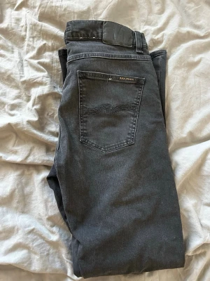 Svarta oanvända nudie jeans  - Svarta oanvända nudie jeans med ett nypris på runt 1500 kr säljs nu billigt. 