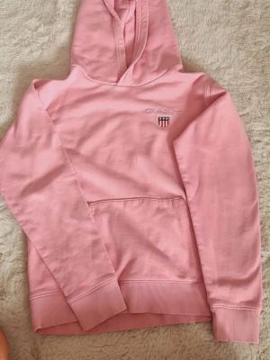 Rosa hoodie  -  Rosa hoodie från GANT med broderad logga. Defekter på bild 3 varav priset blir billigt💕 strl 170
