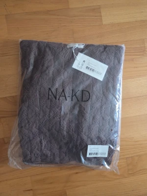 🤎Ny kabelstickad tröja från NA-KD – perfekt hösttröja 🤎 - Säljer en helt ny och oanvänd kabelstickad tröja från NA-KD. Tröjan är fortfarande kvar i originalförpackningen och har aldrig provats/använts ✨ En superfin och tidlös höstfavorit med snygg kabelstickad struktur och oversized passform. Perfekt att matcha med jeans, kjol eller skinnbyxor för en mysig men stilren look 🍂🤎 📸 Bilderna 4-6 visar modellen på en likadan tröja. Den du köper är helt ny och ligger fortfarande oöppand i förpackningen. Nypris 599