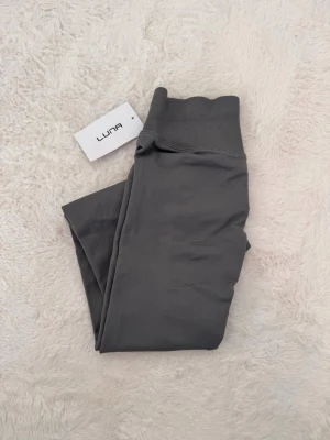 Gravity scrunch tights - stone - Säljer 1 par gravity scrunch tights från Lunawear Sport i färgen stone🩶 Endast provade!! Jättefina och sköna tights, men säljer då jag känner att färgen tyvärr inte passar mig.