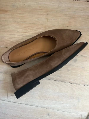 Bruna mocka skor från CPH Studios - Säljer ett par helt nya bruna mocka skor från Copenhagen Studios ”CPH415”. De är i storlek 37 och i färg suede new mokka. Super coola och snygga skor som passar bra till hösten🥰