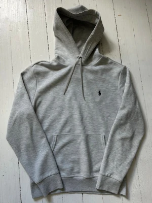 Ralph Lauren hoodie herr, storlek S  - Grå hoodie från RL. Mycket bra skick. 