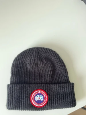 Canada Goose Mössa/Beanie - Canada Goose mössa perfekt för vintern. Extremt skön och i mycket bra skick. Pris kan diskuteras.