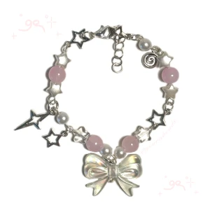 Sött armband med stjärnor och rosett - köp ej! handgjort armband ₊˚⊹౨ৎ standard frakt med avgift 25kr <3 charmigt armband med fina pärlor samt en rosett, perfekt för att ge en bubblig och söt touch till din stil! ₊˚⊹౨ৎ  passar till handleder med omkretsen (ca) 14-17 cm