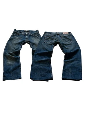 Blåa Rare Vintage Levis 506 Bootcut / Regular Fit Jeans Storlek W31 L32 - Väldigt fina Levis Jeans i blå färg. | Jeansen är i mycket bra skick och sparsamt använda. |  Äkta som allt annat jag säljer! ✅ |  Storlek: W31 L32 (blivit några cm kortade) | Skick: Mycket Bra Skick - SE SISTA BILD | Färg: Blå | Märke: Levis | Modell: Jeans |   Hör gärna av dig vid frågor så svarar jag så fort jag kan! 😁 |  (SKU - 233)