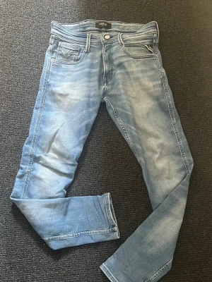Replay jeans - Tjenare säljer nu ett par riktigt feta replay jeans modell är anbass. Dem känns väldigt flexiga och har otroligt snygga fades w29 längd 32 skeiv om frågor och bilder!!
