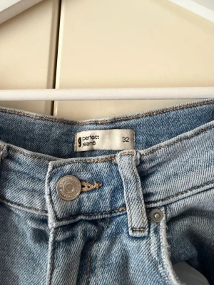 Ljusblå high waist jeans Perfect Jeans - Säljer ett par ljusblå high waist jeans från Perfect Jeans. Klassisk femficksmodell med raka ben och knappgylf. Jeansen är i ett mjukt denimtyg och har en avslappnad passform som passar till många olika stilar.