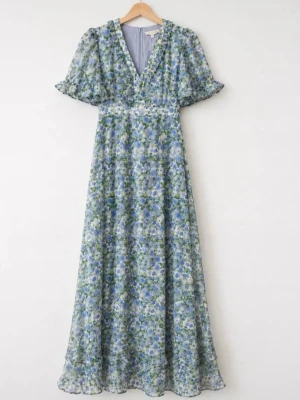 Ny oanvänd långklänning från Love Lolina - Nypris: 2899kr - Romantisk långklänning från Love Lolita med blått och grönt blommönster. Klänningen har v-ringning, puffiga korta ärmar och markerad midja. Tillverkad i ett lätt och luftigt material, perfekt för sommarens alla tillfällen.