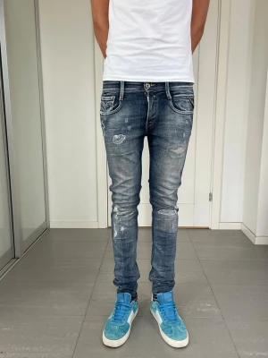 Replay Anbass Jeans - Säljer nu dessa Replay Anbass Jeans med snygga slitningar i populär design, W28 o L32 med mått ca 35,5 o 104 cm. skriv för fler bilder/frågor🙌🏼