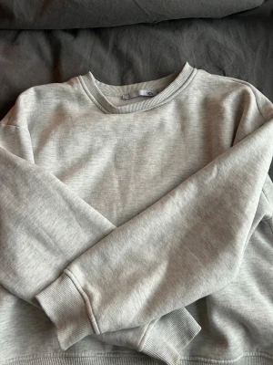 Grå mjukis tröja - Lager 157 - Grå sweater från lager 157, ej använd så mycket. Står att de är storlek M men tycker den sitter mer som en S💕