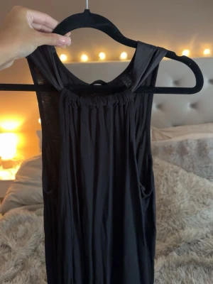Svart linne  - Svart linne med satin detaljer från Esprit, använd vid två tillfällen 
