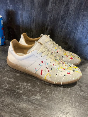 ÄKTA Margiela gats paint splatter  - Äkta gats, har köpt de på farfetch har orderbekräftelse. 6000 i nypris. 
