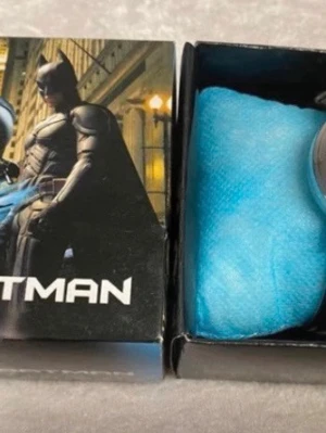 Superhjälte klockor Batman & Superman - Två coola klockor med Batman- och Supermanmotiv. Klockorna har färgglada urtavlor och kommer i matchande boxar med superhjältarna på. Perfekt accessoar för dig som gillar DC Comics och vill sticka ut med din stil.  155kr /st , nya klocka med nya batterier 