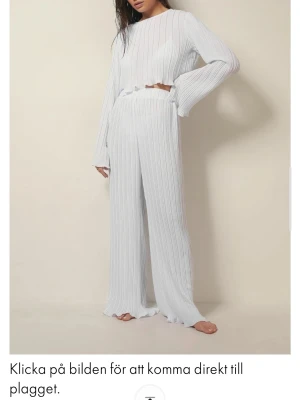 Josefine HJ x NA-KD plisserat set - Vitt ribbat set med croppad topp och vida byxor från Josefin hj x na-kd kollektionen 🤍