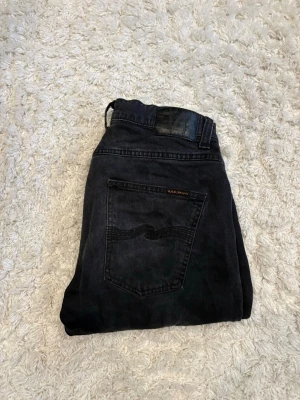 Nudie Jenas  - Ett par jeans från Nudie i storlek 31/32 i par skicka utan större Stevie på användning. Skriv vid funderingar ✌️ Kom gärna med pris förslag 💸