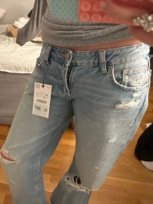 Zara jeans - Säljer ett par ljusblå jeans med raka/wide ben och slitna detaljer på både lår och knän. De är lågmidjazd o säljer då jag inte kan lämna tillbaka de längre!! ❣️
