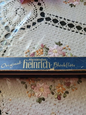 Blockflöjt Alexander Heinrich - Säljer en klassisk blockflöjt från Alexander Heinrich i brunt trä. Flöjten kommer i originalask med instruktioner och har traditionell design med fingerhål. Perfekt för dig som vill spela musik eller samla på instrument.