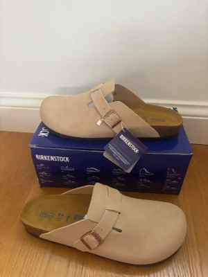 Beige Birkenstock boston tofflor - Hej 👋 jag säljer dessa fetta tofflor, de är beiga och helt nya. Skick 10/10! Box ingår. Priset kan förhandlas vid en snabb affär! 