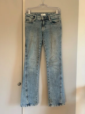Ljusblå bootcut jeans Gina Tricot - Jag säljer ett par ljusblå low waist bootcut jeans från Gina Tricot💞Varan är använd fåtal gånger och säljes pga att jag växt ur dom.