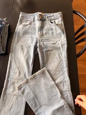 Ljusblå bootcut jeans | M 🤍 - Snygga ljusblå bootcut-jeans 🤍 Storlek M. Fint skick och fin ljusblå färg. Säljer då de inte kommer till användning längre! 💌 Pris kan diskuteras, kom gärna med bud!