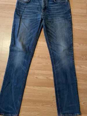 Nudie jeans - Snygga Nudie jeans i mycket gott skick med snygga tvättningar. Längden: 113cm. midjan: 45cm