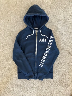 Abercrombie & Fitch Hoodie - Abercrombie & Fitch Zip Hoodie Vintage. - Riktigt snygg och sällsynt. - Storlek: M - Pris: 599kr - Påsen på första bilden ingår ej. - Först till Kvarn!
