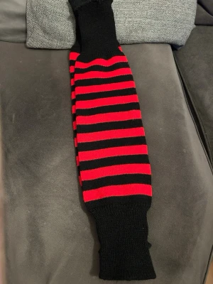 Randiga stickade benvärmare i onesize - Randiga stickade benvärmare i onesize. Helt nya.