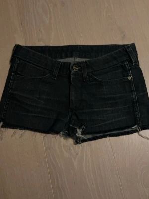 Svarta jeansshorts från Wrangler -  Säljer dessa shorts från Wrangler. Tror dem är avklippta men är inte helt säker då de har legat i min garderob ett tag och inte kommit till användning. Storlek: W28 W28 motsvarar 34-36 OBS: har husdjur hemma. 