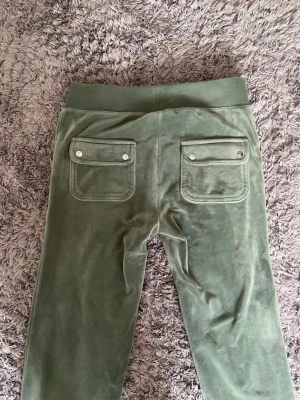 Gröna juicy couture byxor - Den berömda juicy couture byxorna i färgen grön. Jätte sköna och fina. Dem är i jätte bra skick och i storlek XS! I princip helt nya och kostar originellt 800 kronor🤗