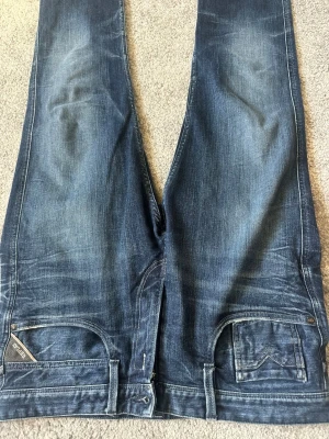 Ett par snygga marinblå replay jeans - Anbass jeans som blev för små men inga märken eller täcken på användning är storlek 33/36 men sitter som 32/32