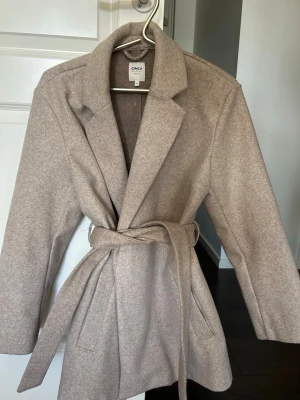 Kappa - Only - Jättesnygg beige kappa från only! Använd ett fåtal gånger men har fortfarande jätte fint och nytt skick (ingen smuts eller fläck)💕