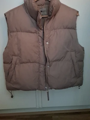 FB SISTER väst - Snygg beige väst från New yorker i st xs i mycket bra skick knappt använd utmärkt nu till sen sommar/höst