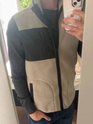Fleece väst  - Fleece väst - Beige - Storlek: Small - Nypris: 399kr? - Mitt pris: 199kr - hör av dig vid funderingar 💫